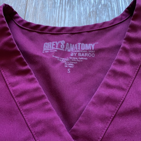 Greys anatomy scrub top - Picture 3 of 4